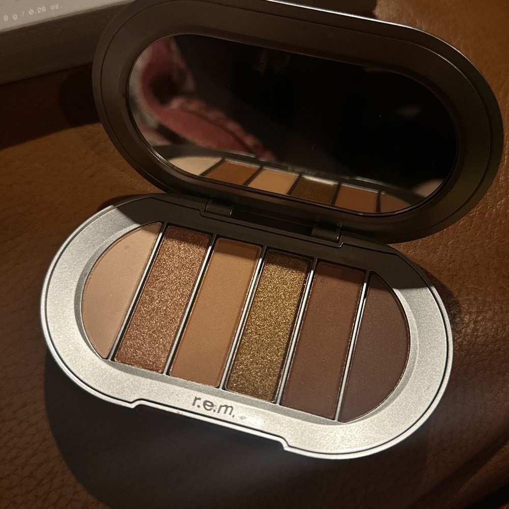 R.E.M Beauty eyeshadow pallet